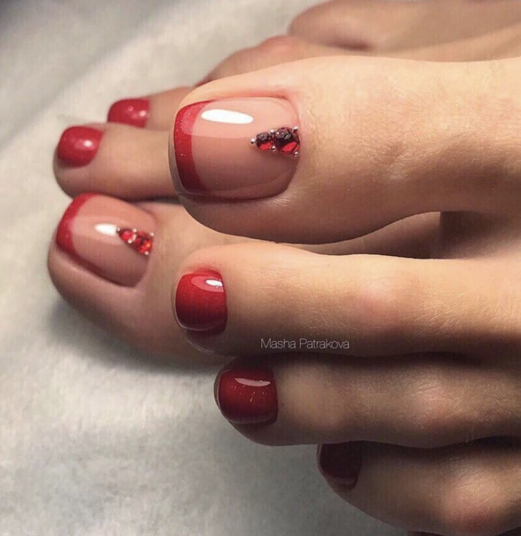 Педикюр с бордовым френчем