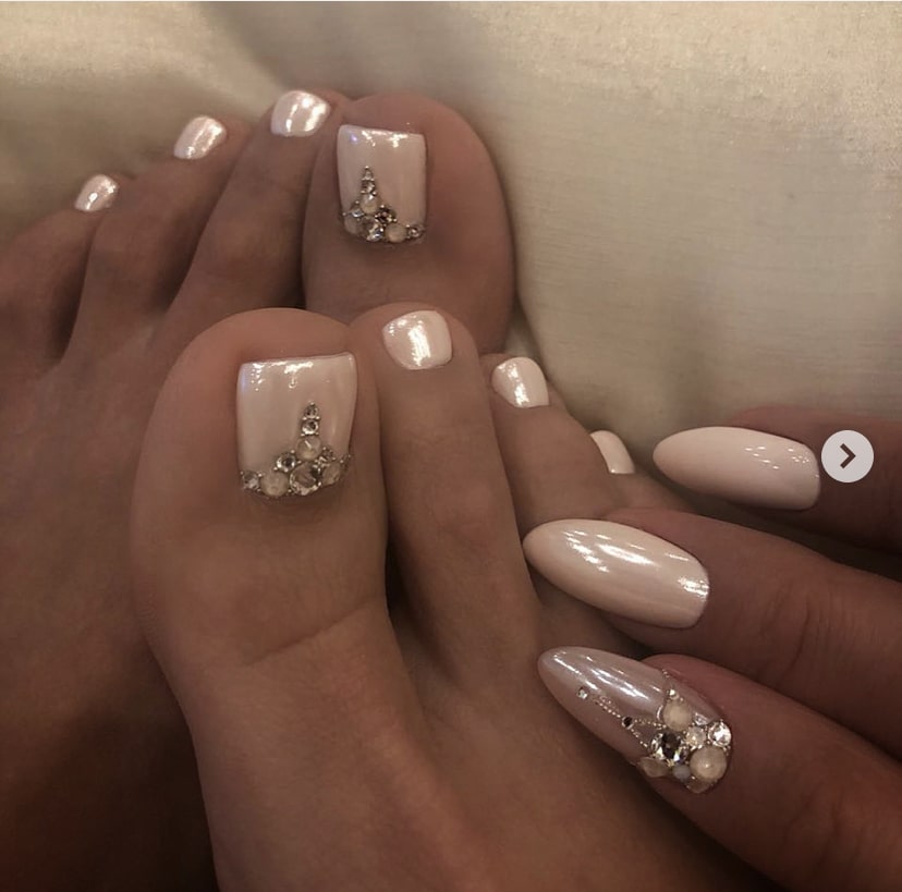 жемчужная втирка на педикюре