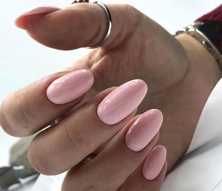 Пример бежевого миндалевидного маникюра без рисунков