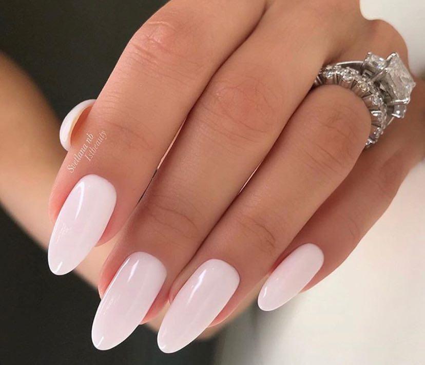 Пример бежевого миндалевидного маникюра без рисунков
