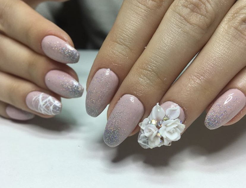 Пример маникюра с 3d лепкой цветов
