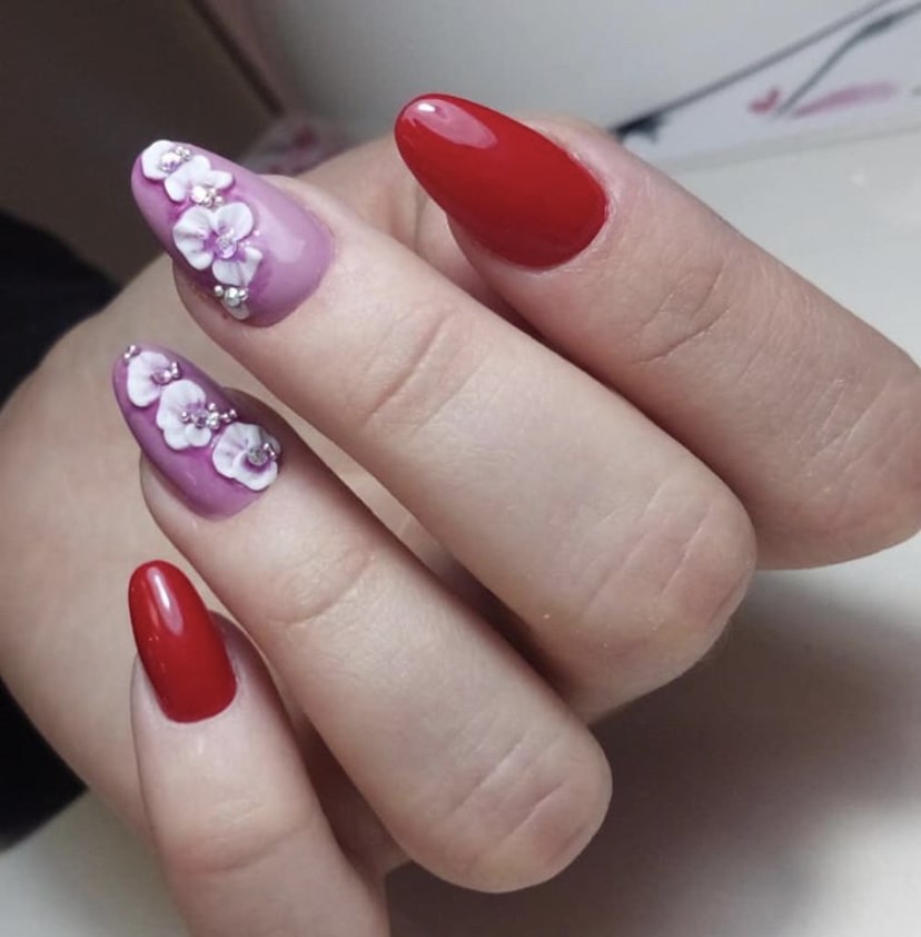 Пример маникюра с 3d лепкой цветов