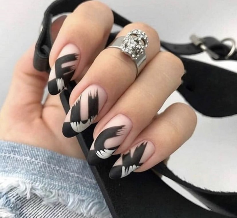 Пример маникюра с негативным пространством