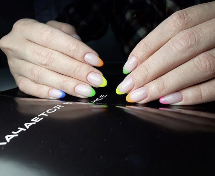 Разноцветный френч на миндалевидных ногтях