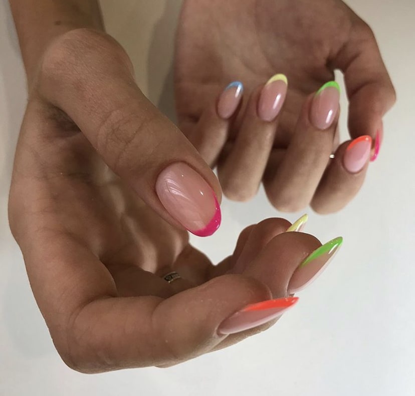 Разноцветный френч на миндалевидных ногтях