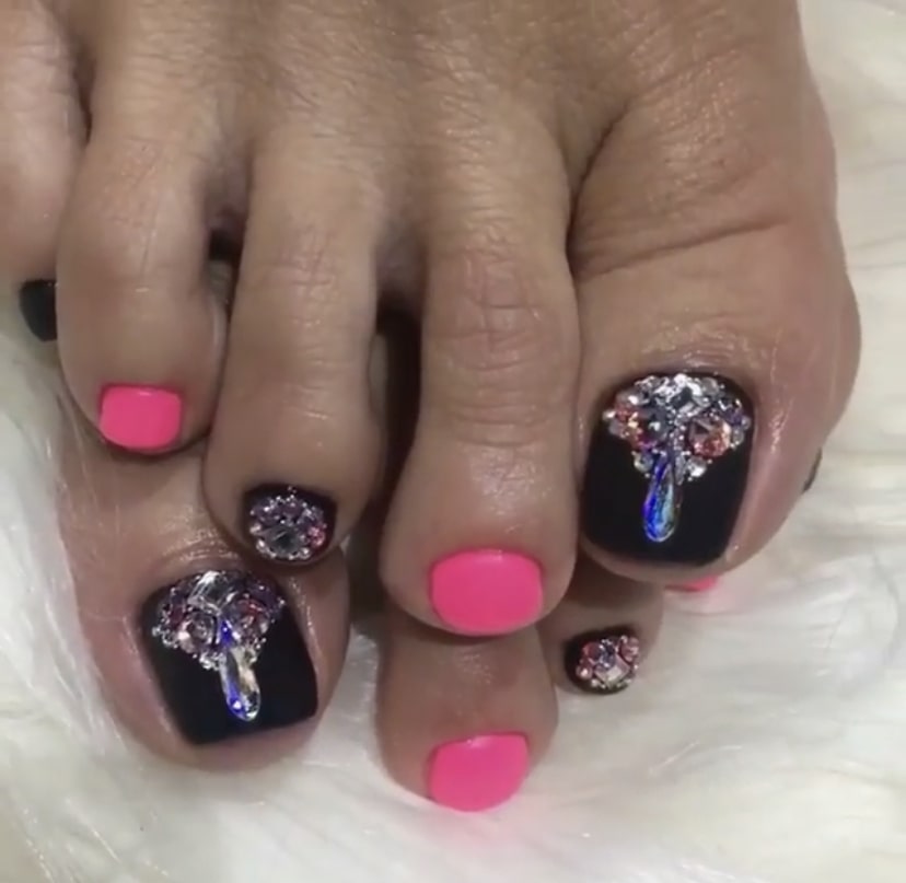 стразы на черном педикюре