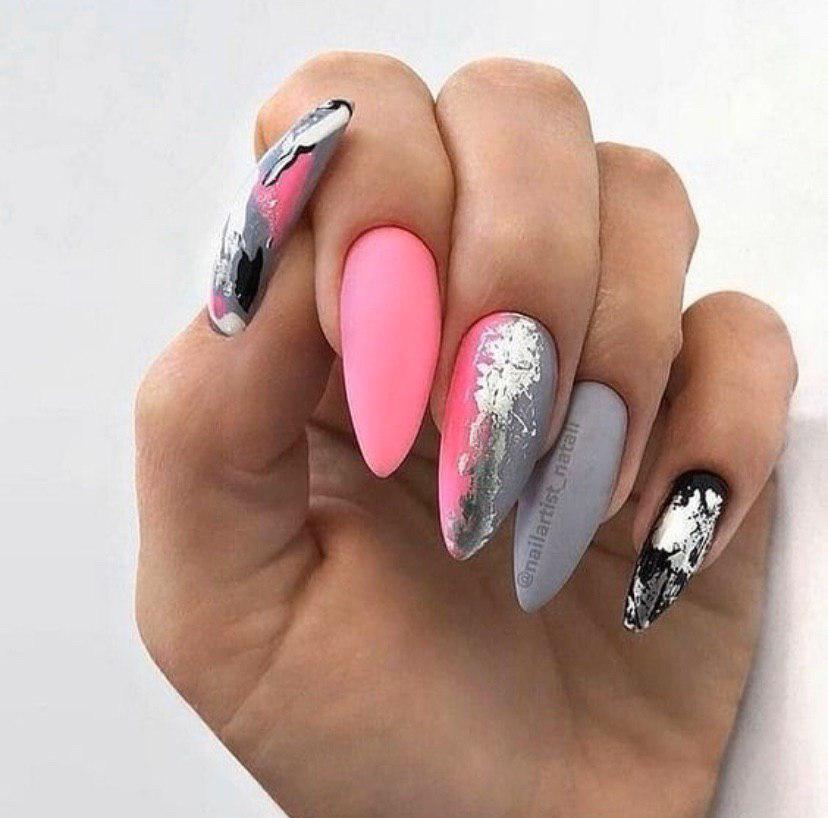 Розово-серое омбре с серебристой фольгой на ногтях овальной формы