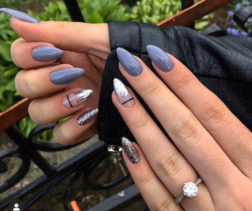 Серый маникюр на осень с серебром