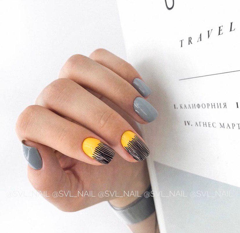 Серый маникюр на осень с желтым и стемпингом