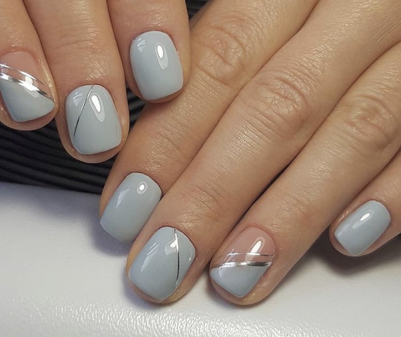 Серый маникюр с полосками на коротких ногтях