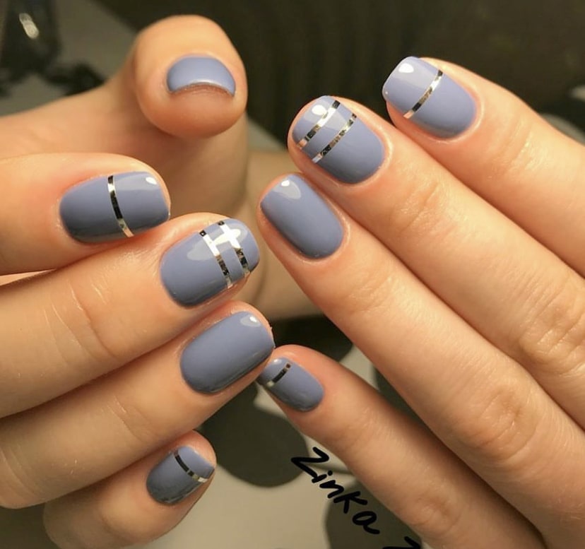 Серый маникюр с серебристыми плосками на квадратной форме ногтей