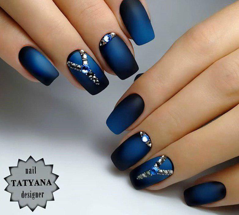 Сине-черное омбре на ногтях от средины ногтя в матовом топе на квадратных ногтях