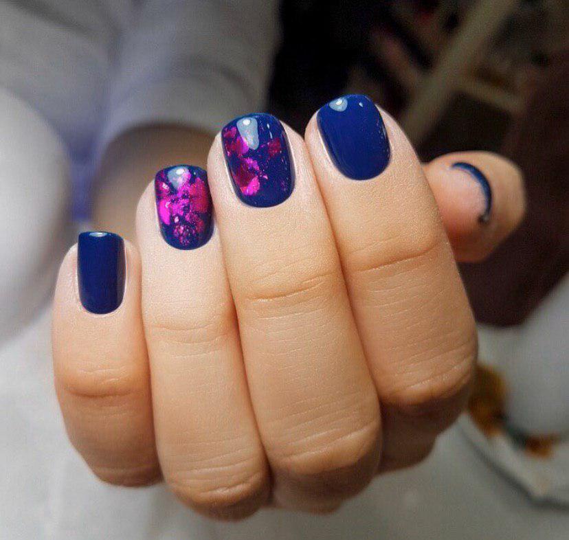 Синий маникюр на коротких ногтях с малиновой фольгой на зиму