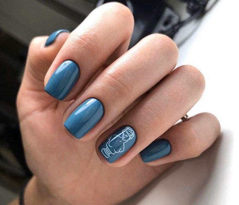 Холодный синий маникюр
