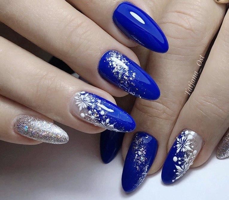 Синий зимний маникюр с серебром и снежинками на зиму