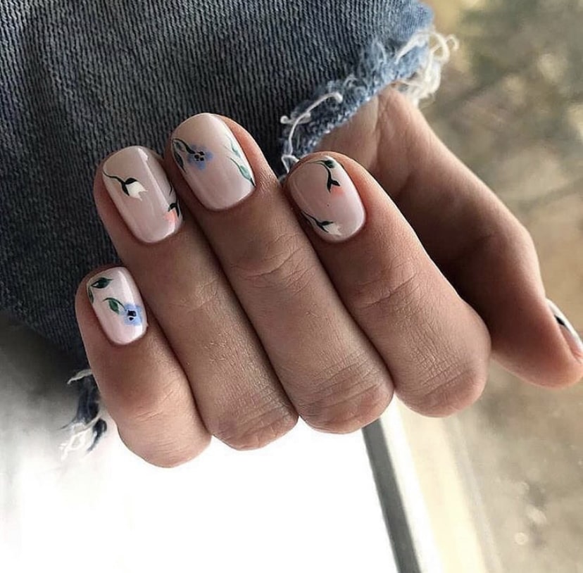 Светлые тона для оформления ноготков 2019