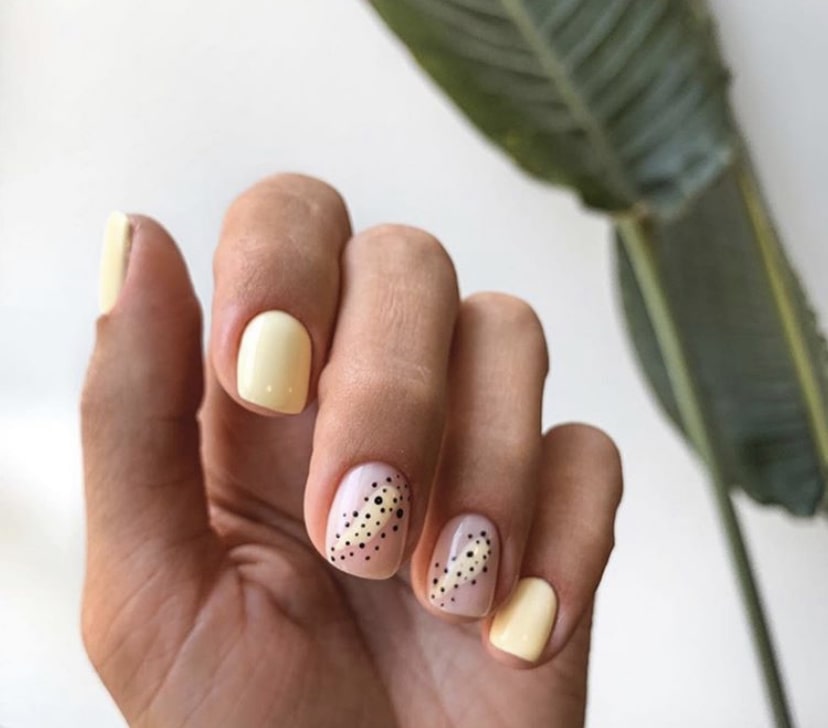 Светлые тона для оформления ноготков 2019