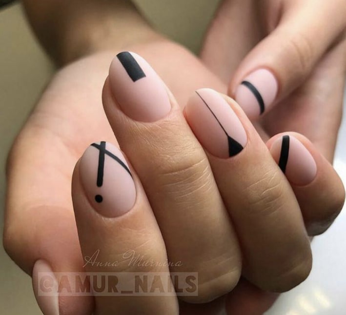 Телесные ногти с черной рамкой