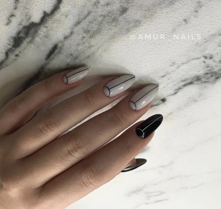 Телесные ногти с черной рамкой