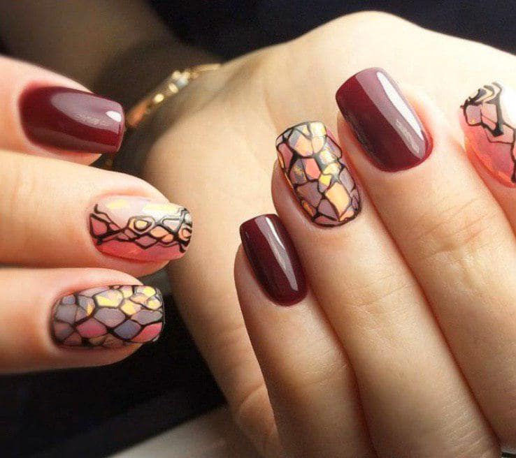 Темно-красный маникюр с битым стеклом на коротких ногтях