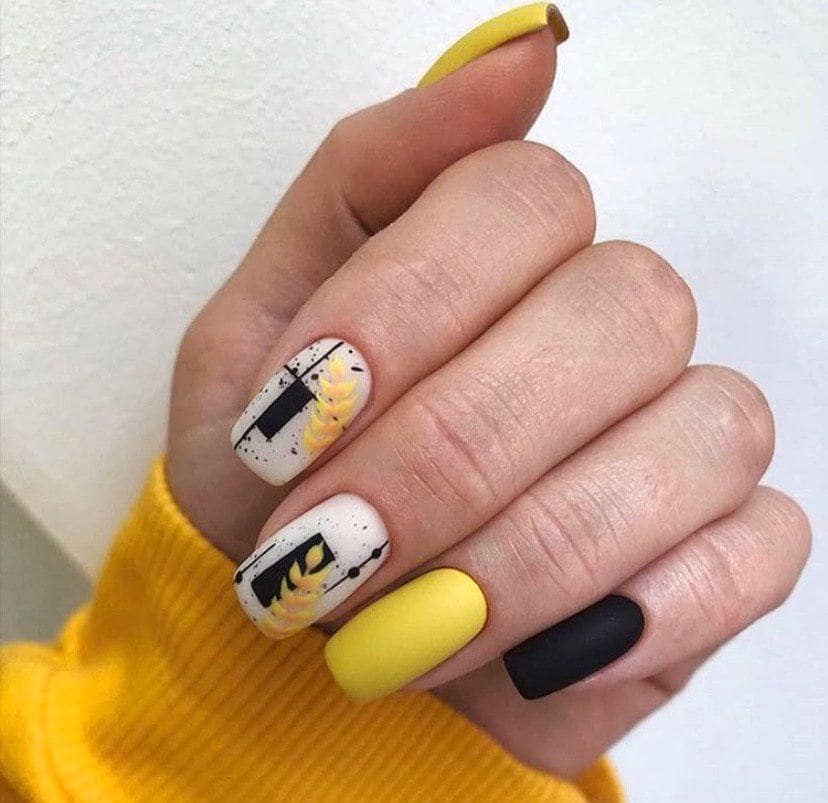 Теплый осенний маникюр черно желтыми цветами