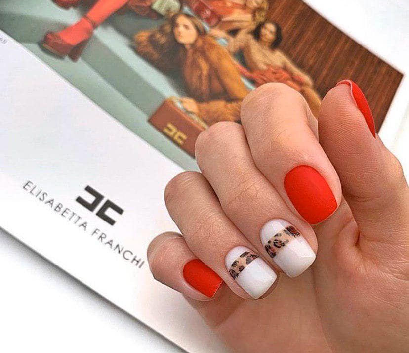 Теплый осенний маникюр в красно-бежевом тоне