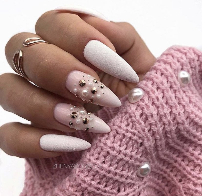 Украшенный стразами маникюр