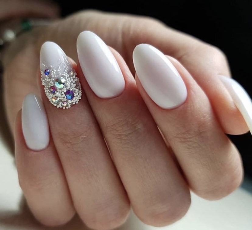 Украшенный стразами маникюр