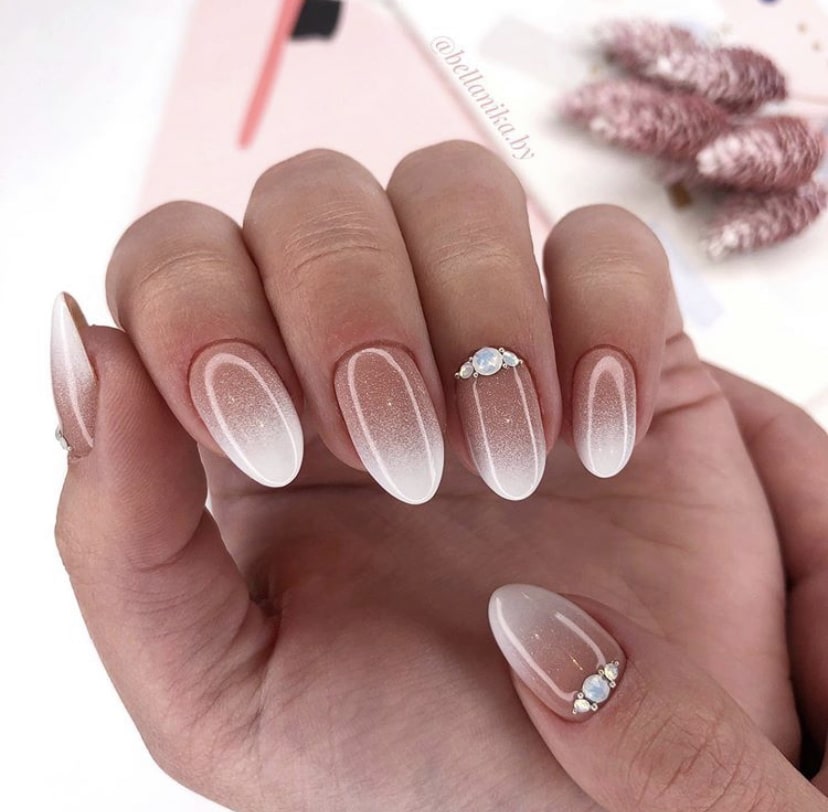 Великолепный маникюр с омбре на овальных коротких ногтях