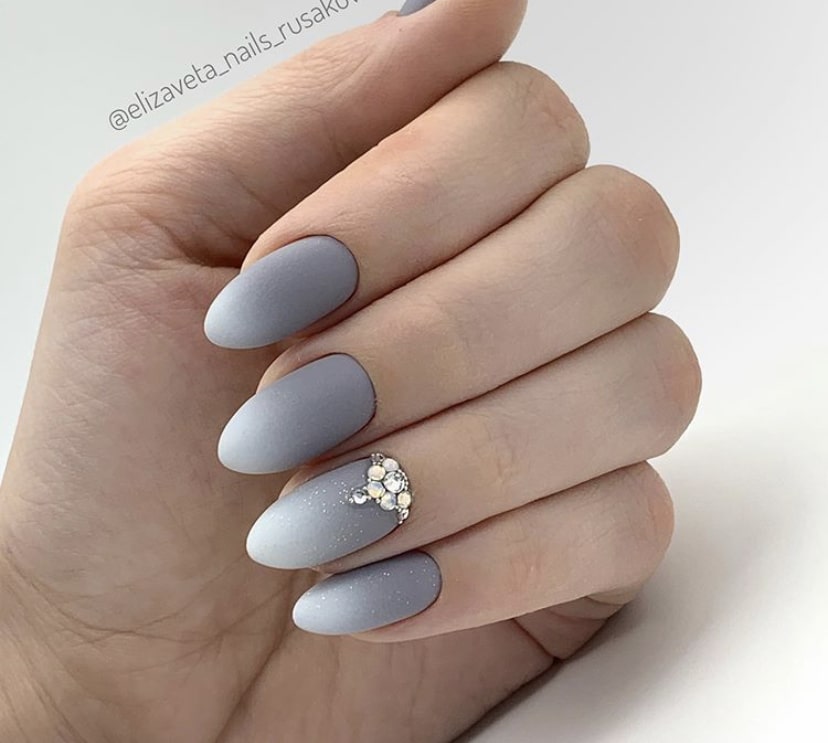 Великолепный маникюр с омбре на овальных коротких ногтях