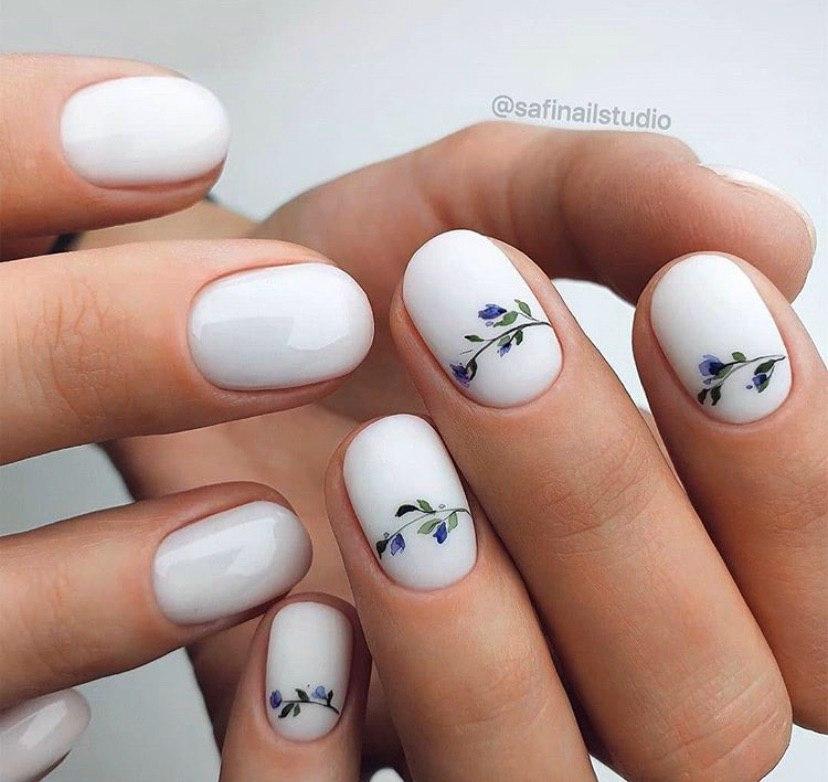 Весенний маникюр на коротких ногтях с дизайном минимализм