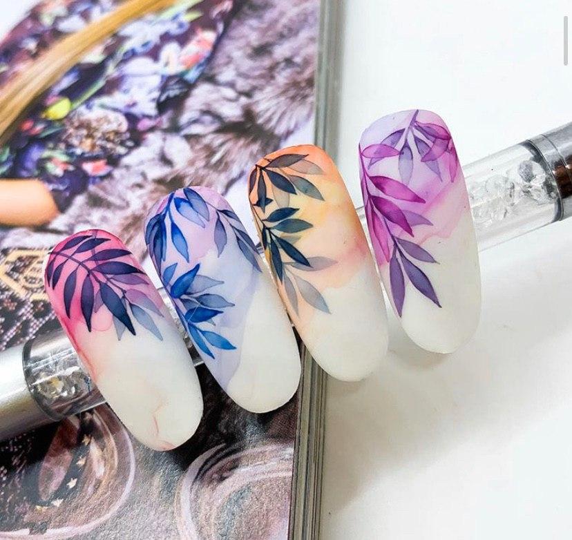 Весенний маникюр с дизайном акварелью