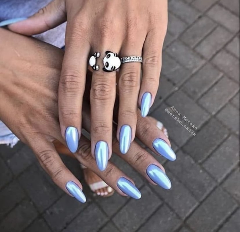 Яркий летний маникюр на миндалевидных ногтях