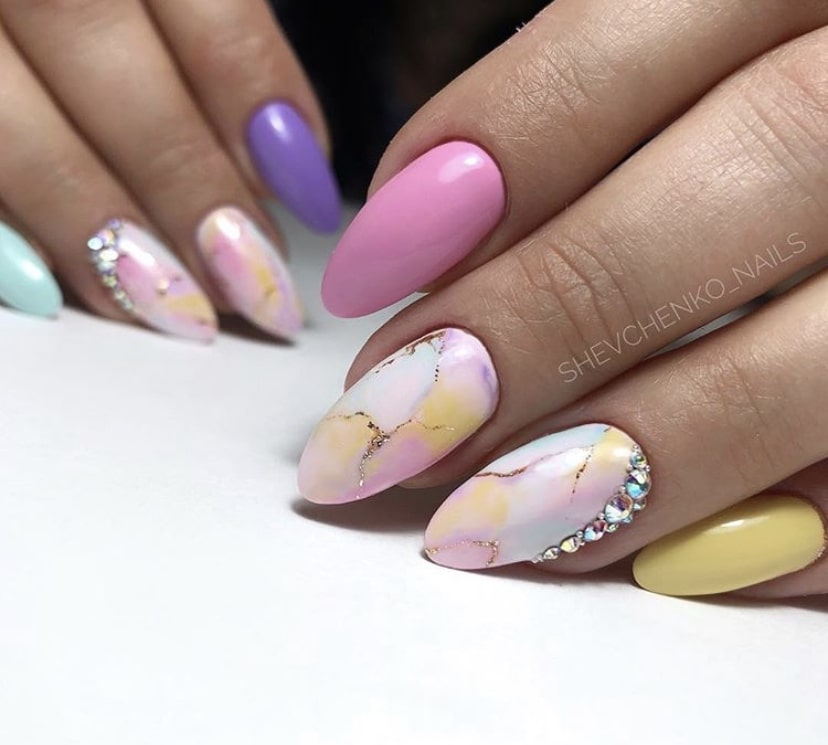 Яркий мраморный дизайн – для смелых и уверенных в себе девушек