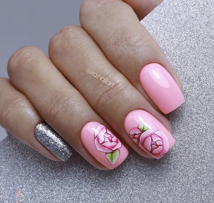 Яркий нежный маникюр