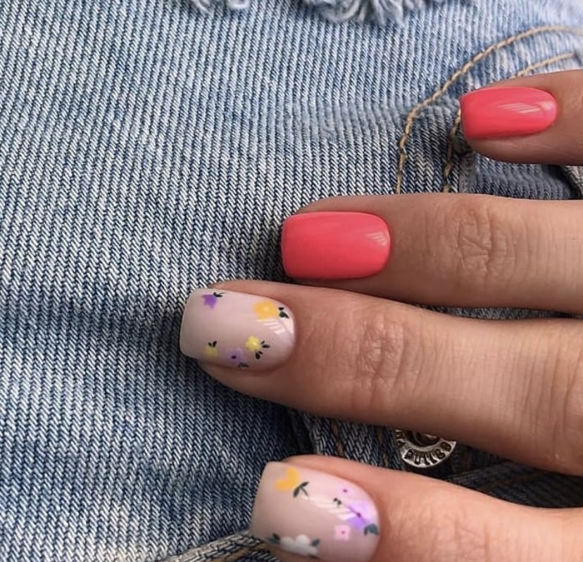 Яркий нежный маникюр