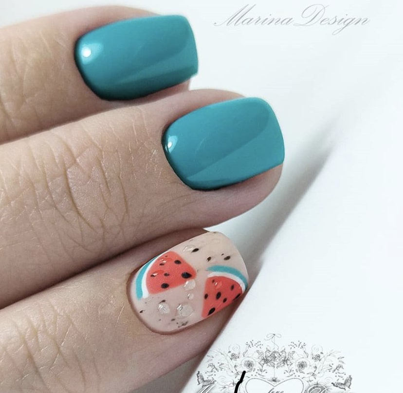 Яркий нежный маникюр