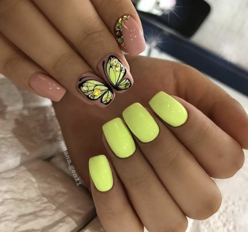 Яркий нежный маникюр