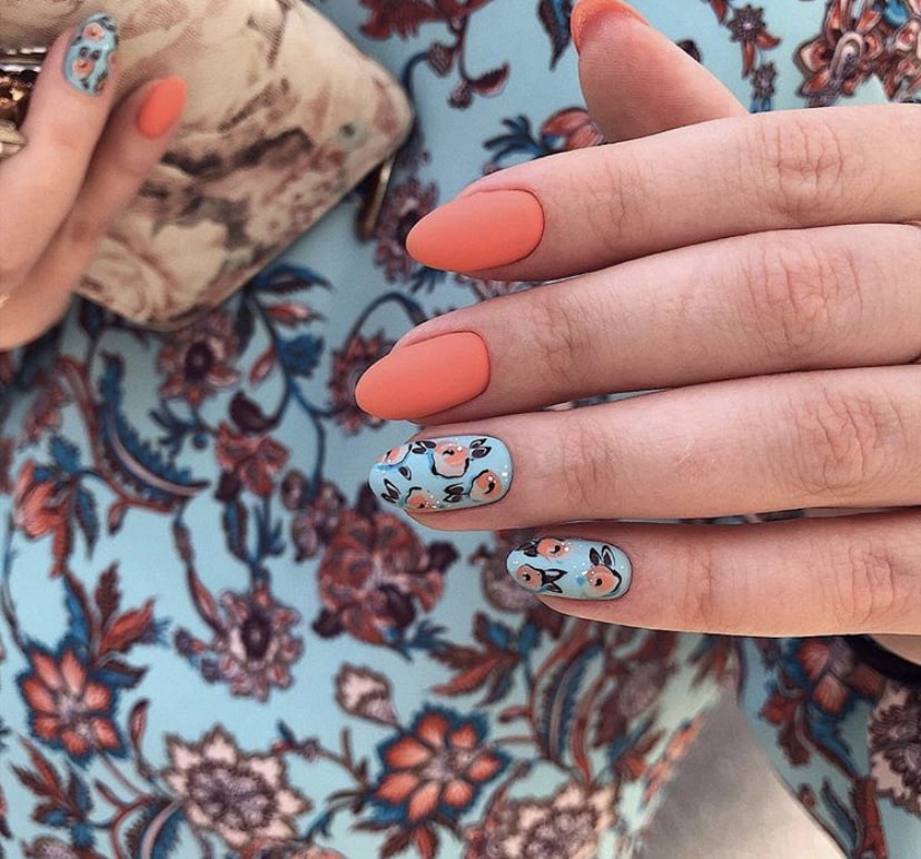 Яркий нежный маникюр