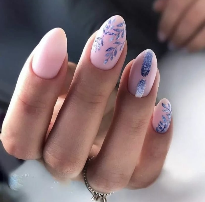 Яркие ногти миндалевидной формы с дизайном в виде рисунка