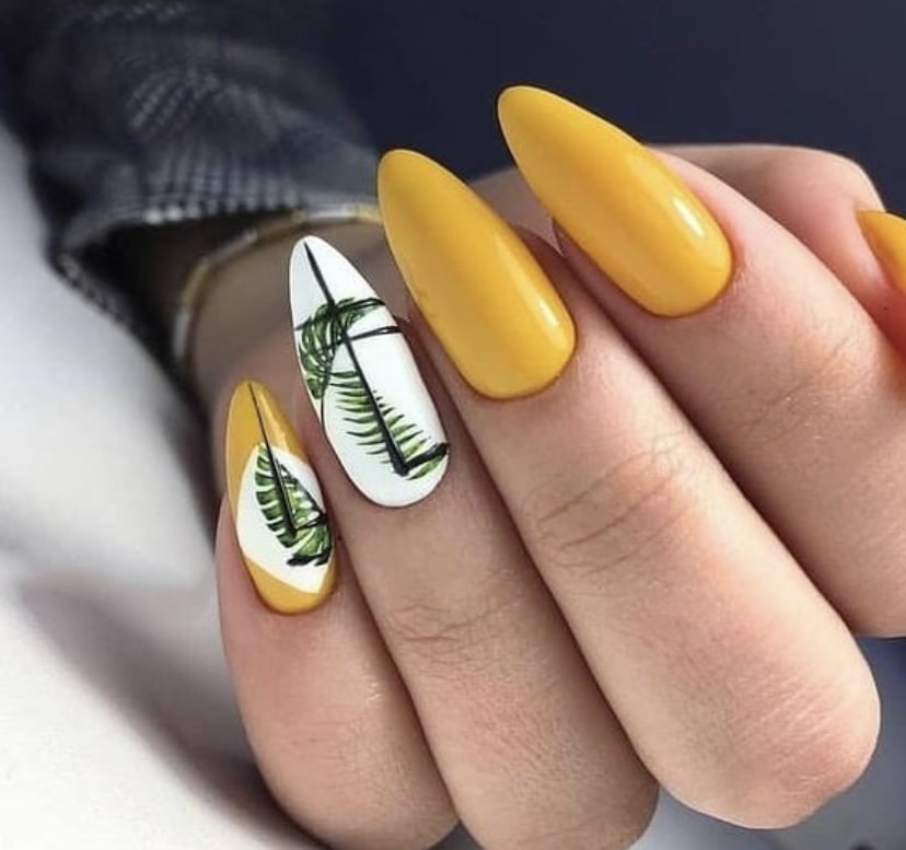 Яркие ногти миндалевидной формы с дизайном в виде рисунка