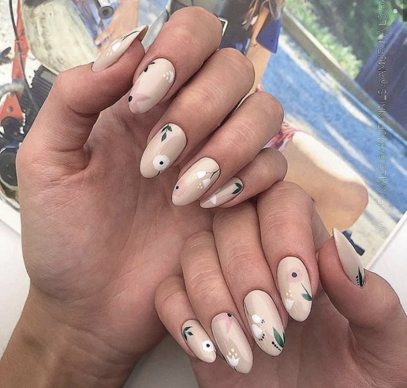 Яркие ногти миндалевидной формы с дизайном в виде рисунка