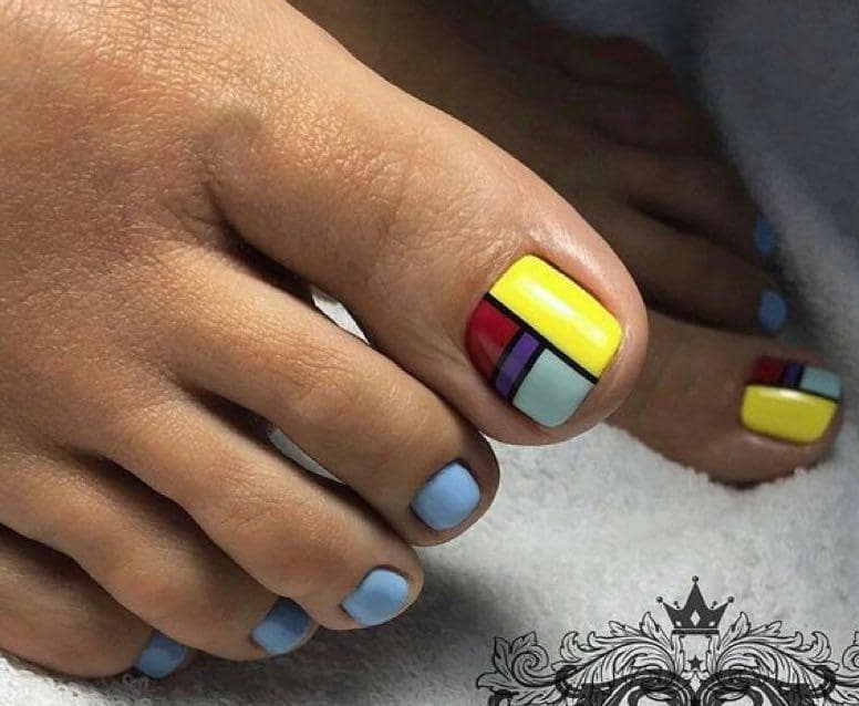 Желто-голубой педикюр