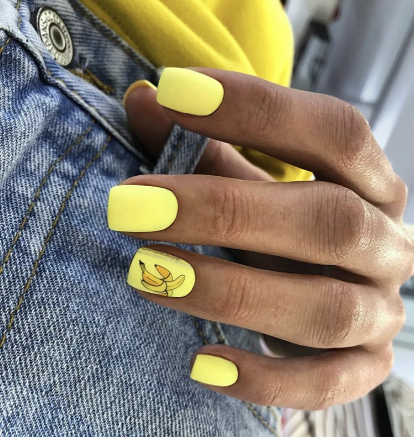 Желтый маникюр на широких и коротких ногтях