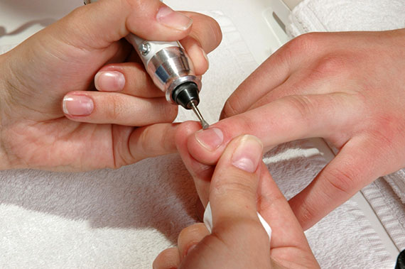 Особенности аппаратного маникюра