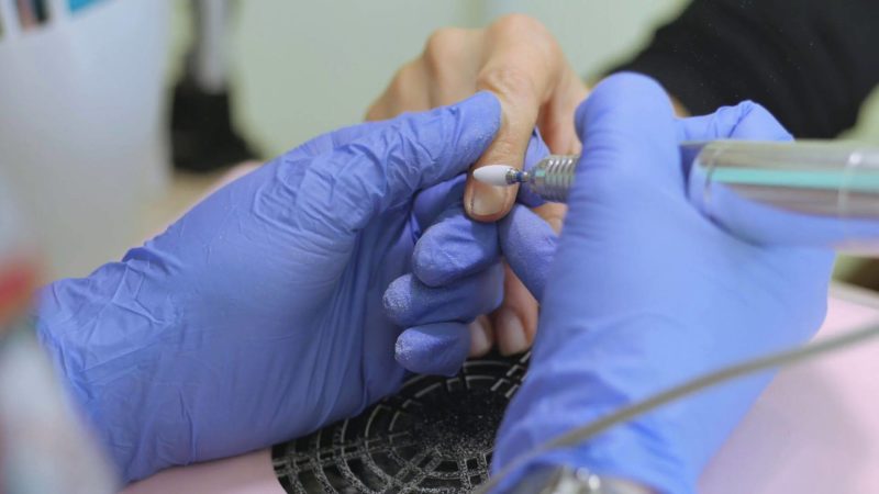 Как правильно должны сделать аппаратный маникюр в салоне