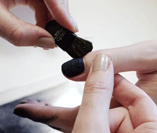 Бархатный маникюр можно сделать