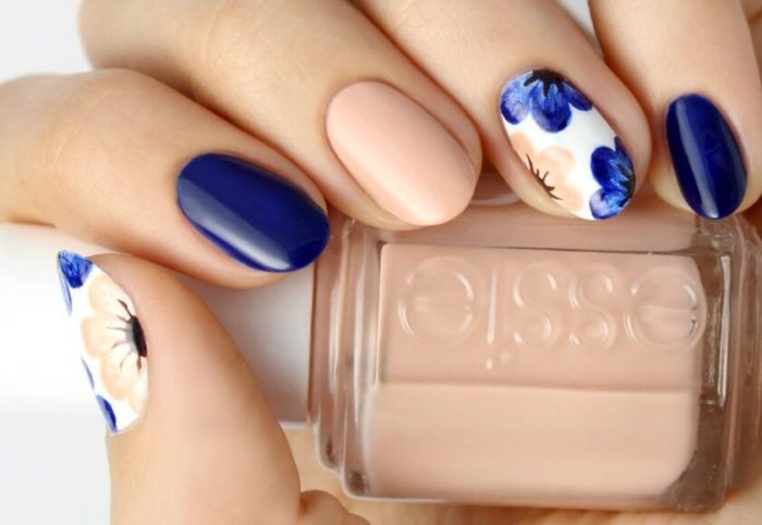 Бежево-синий маникюр