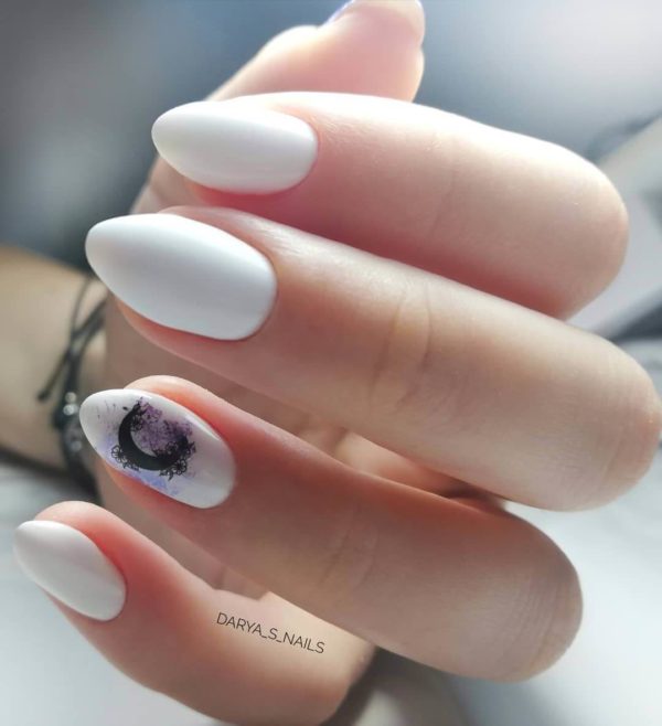 Белый маникюр с рисунком