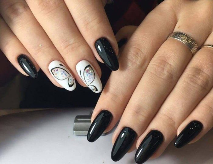 Бело-черный маникюр